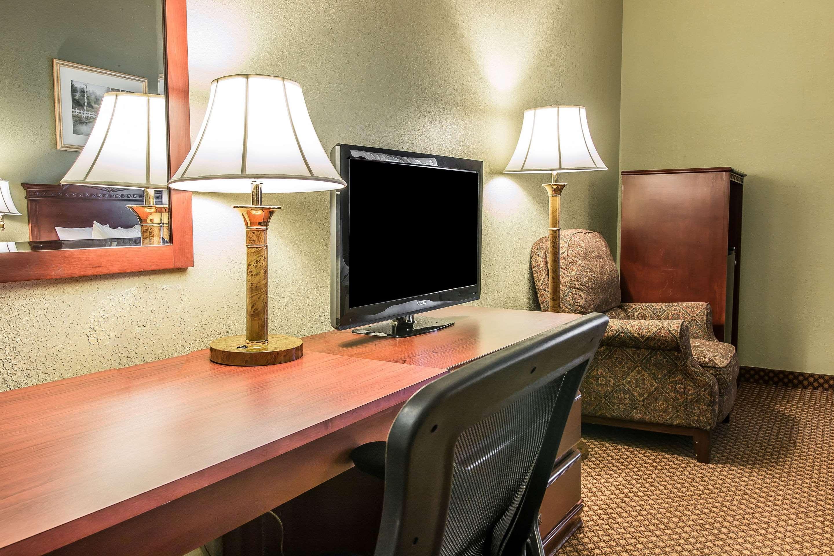Quality Inn & Suites Ann Arbor Hwy 23 Bagian luar foto