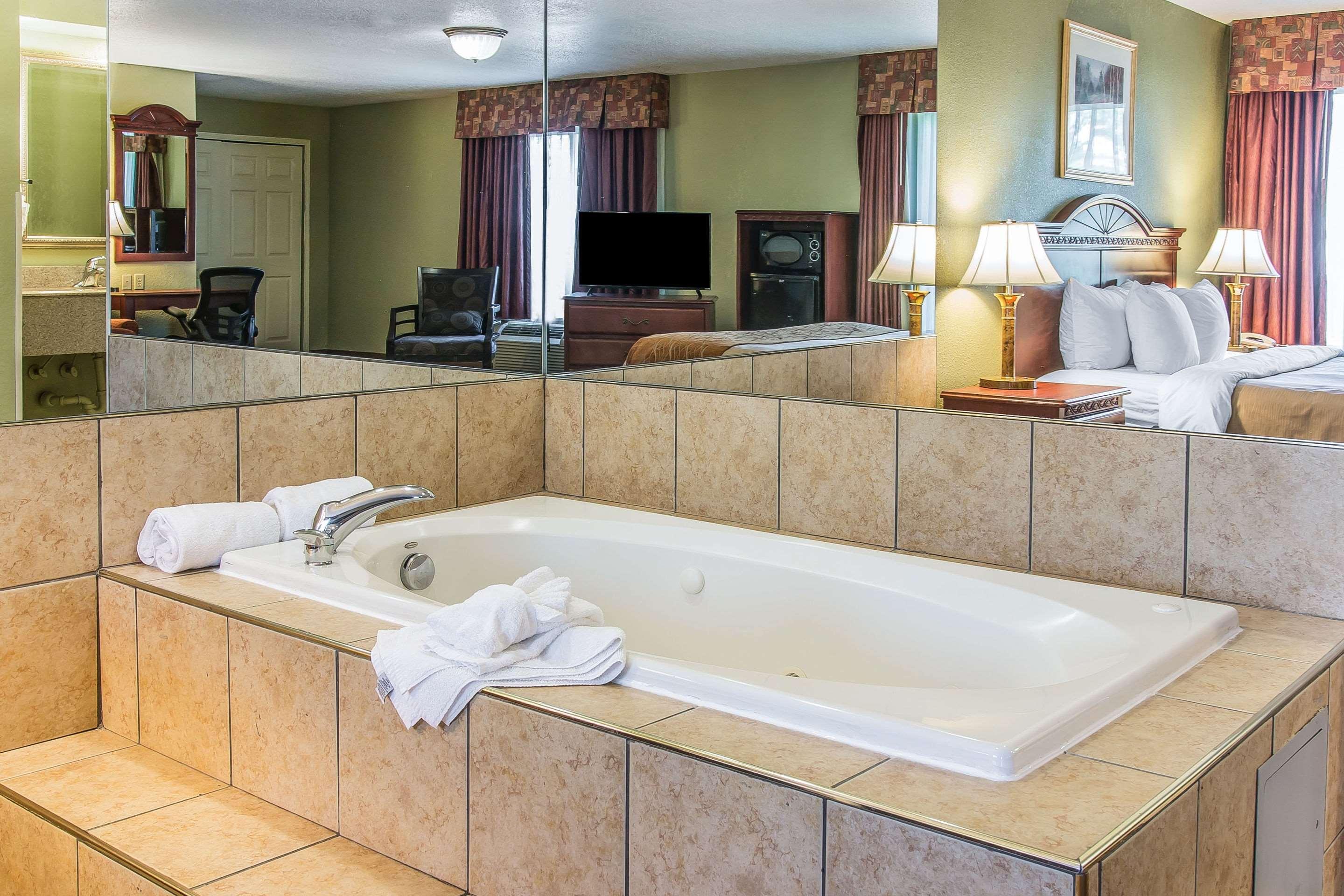 Quality Inn & Suites Ann Arbor Hwy 23 Bagian luar foto