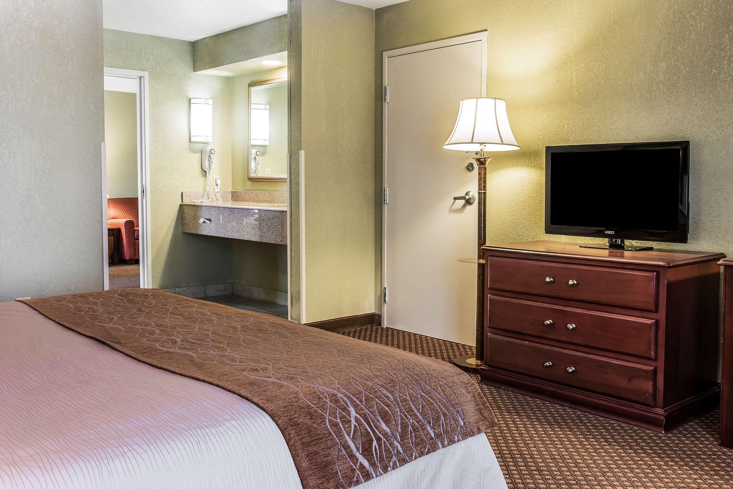 Quality Inn & Suites Ann Arbor Hwy 23 Bagian luar foto